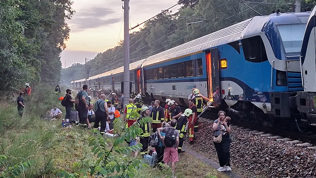 Ein-Zug-der-tschechischen-Bahn-Ceske-drahy-ist-am-Samstag-27-06-2026-in-der-Prignitz-gestrandet-Ein-Baum-war-infolge-eines-Sturms-auf-eine-Oberleitung-gefallen-und-der-Zug-verlor-seinen-Fahrstrom-In-einer-Sporthalle-in-Karstaedt-wurde-fuer-die-Menschen-ein-Notlager-eingerichtet