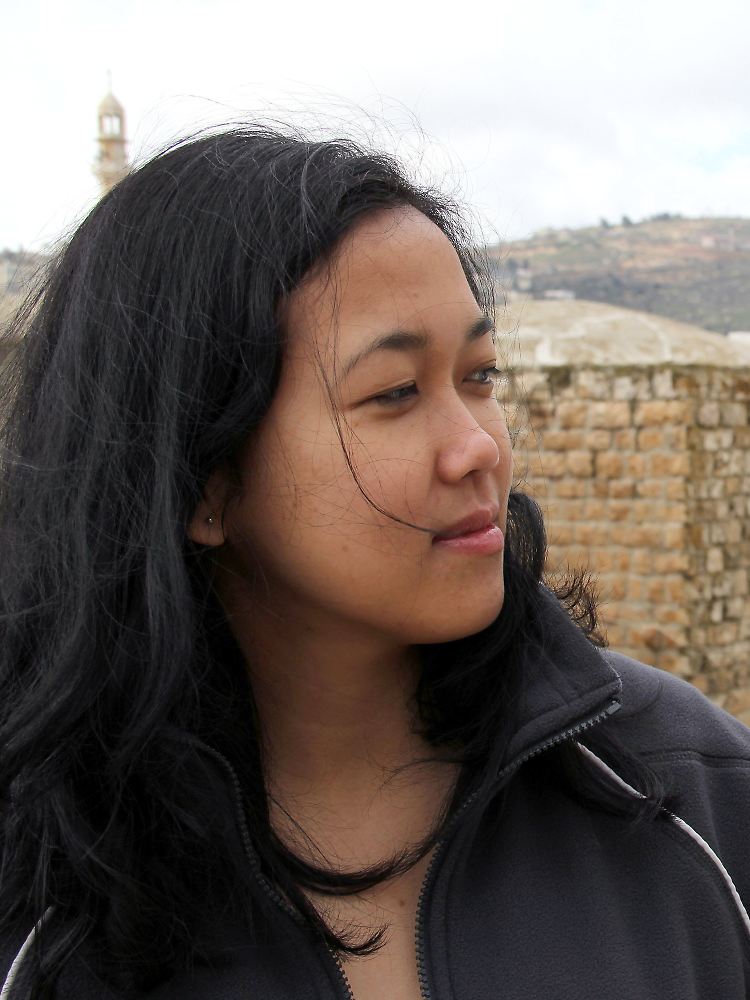 Die holländische Touristin Rani Piputri aus Amsterdam in Kufer Malik mit ihrer gefundenen Patronenhülse.