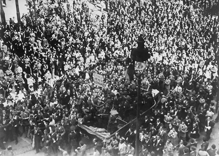 9SP-1935-0-0-A1-1-94388-Falangisten-demonstrieren-in-Madrid-Spanien-bienio-negro-Zwei-schwarze-Jahre-1934-36-Kampf-der-rechtsgerichteten-Falange-Espanola-FE-gegen-die-Republik-Demonstration-der-Falangisten-vor-dem-Innenministerium-auf-der-Puerta-del-Sol-in-Madrid-Foto-undat