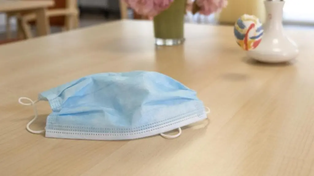 Ein-Mundschutz-auf-einem-Tisch-in-einer-Pflege-und-Senioreneinrichtung