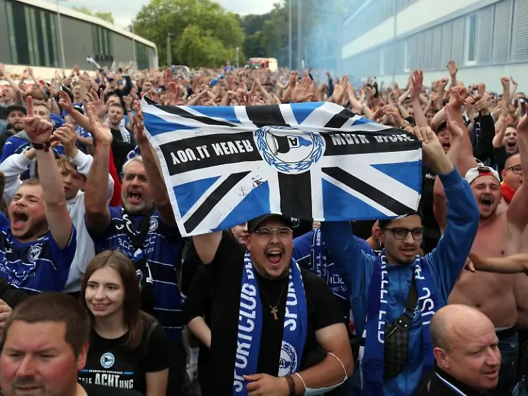Bielefeld-Fans-feiern-vor-dem-Stadion-die-Meisterschaft-und-den-Aufstieg