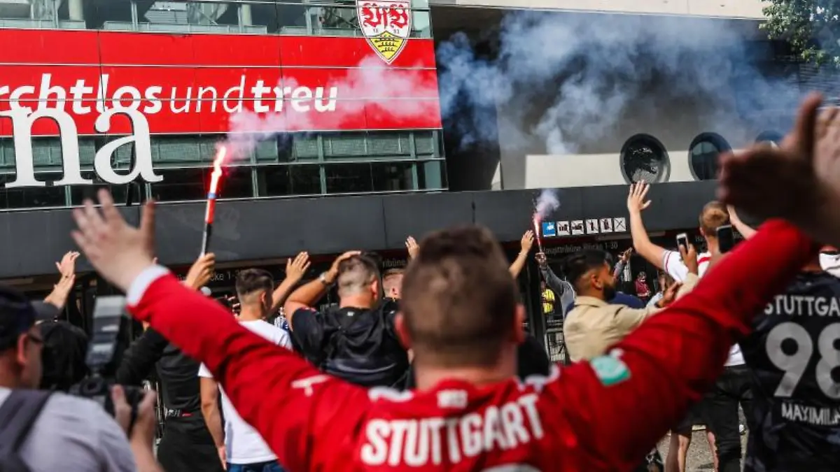 Fans-des-VfB-Stuttgart-feiern-vor-der-Mercedes-Benz-Arena
