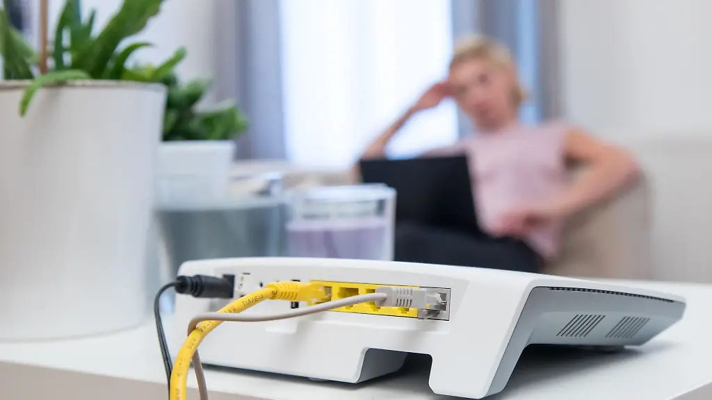 Gehoert-nicht-in-den-Schrank-Gerade-bei-hohen-Temperaturen-sollte-der-Router-moeglichst-frei-und-fern-direkter-Sonneneinstrahlung-stehen