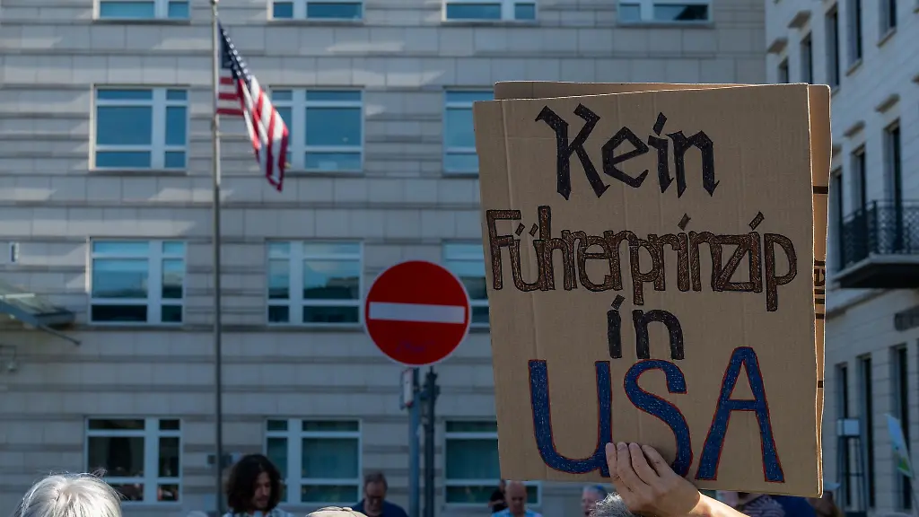Zum-Unabhaengigkeitstag-der-USA-am-4-Juli-ist-eine-Protestdemonstration-vor-der-US-Botschaft-angekuendigt