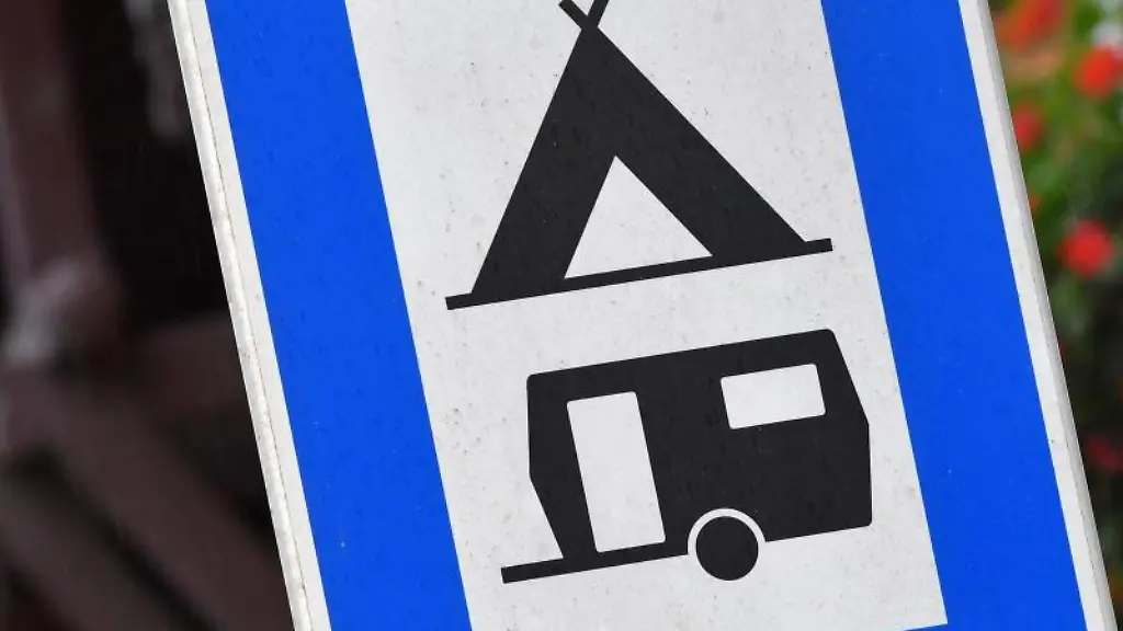 Ein-Schild-weist-den-Weg-zu-einem-Campingplatz