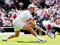 Comeback bei Wimbledon: Blutender Sinner beißt sich durch wilden Krimi
