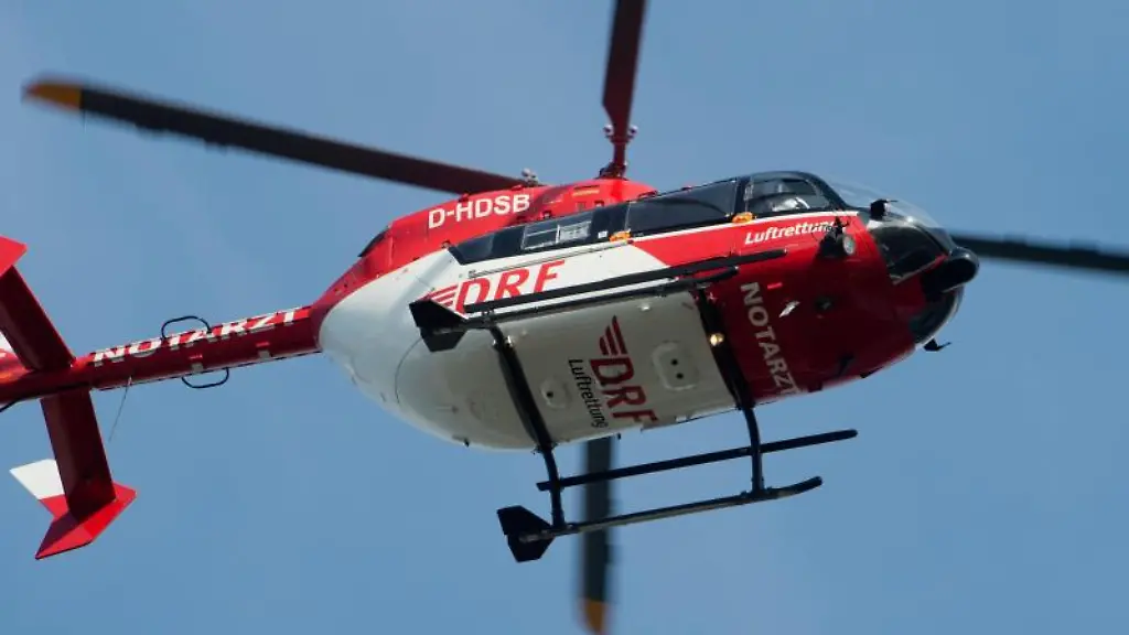 Ein-Rettungshubschrauber-fliegt-durch-die-Luft