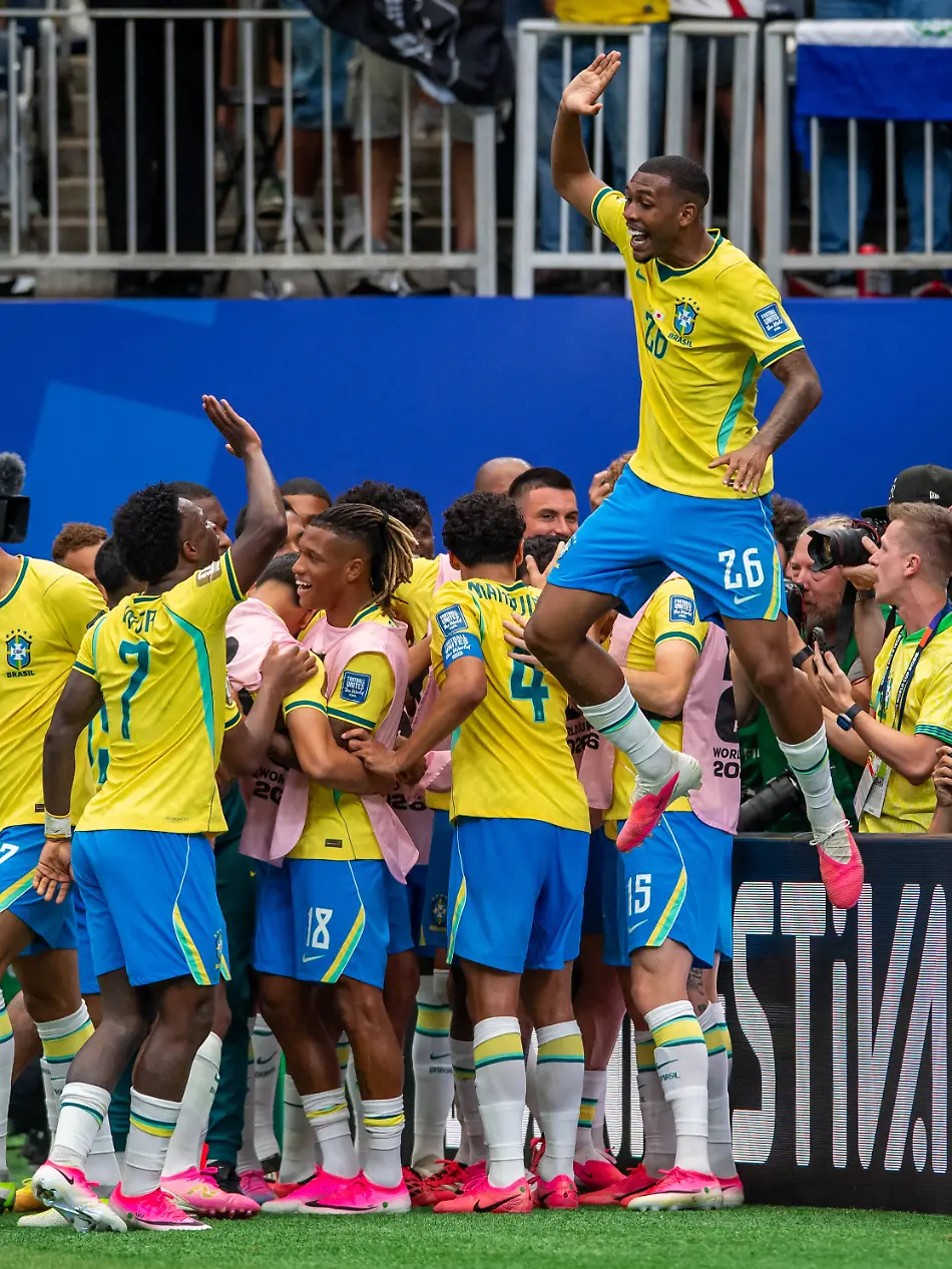 June-29-2026-Brazil-forward-Gabriel-Martinelli-22-celebrates-his-goal-with-teammates-during-a-FIFA-World-Cup-WM-Weltmeisterschaft-Fussball-Round-of-32-match-between-Brazil-and-Japan-in-Houston-TX