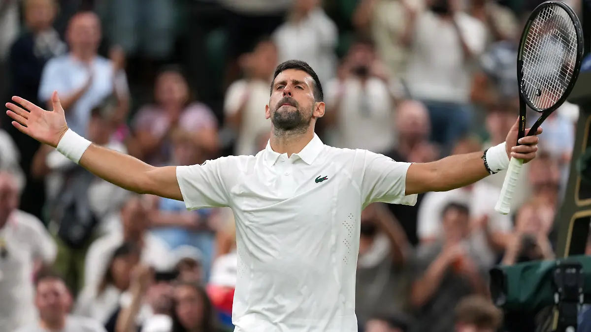 Tennis-Grand-Slam-Wimbledon-Einzel-Maenner-1-Runde-Djokovic-Serbien-Wu-China-Novak-Djokovic-aus-Serbien-feiert-seinen-Sieg-im-Herreneinzel-gegen-Yibing-Wu-aus-China