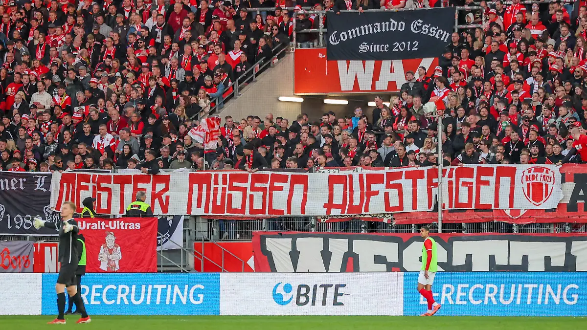 Meister-muessen-aufsteigen-Spruchband-Meister-muessen-aufsteigen-Spruchband-Rot-Weiss-Essen-RWE-Rot-Weiss-Essen-gegen-F-C-Hansa-Rostock-am-6-April-2025-im-Stadion-an-der-Hafenstrasse-in-Essen-Nordrhein-Westfalen-Deutschland-GER-Fussball-31-Spieltag-der-3-Liga-Saison-2024-2025-Endstand-2-1-vor-18-600-Zuschauern