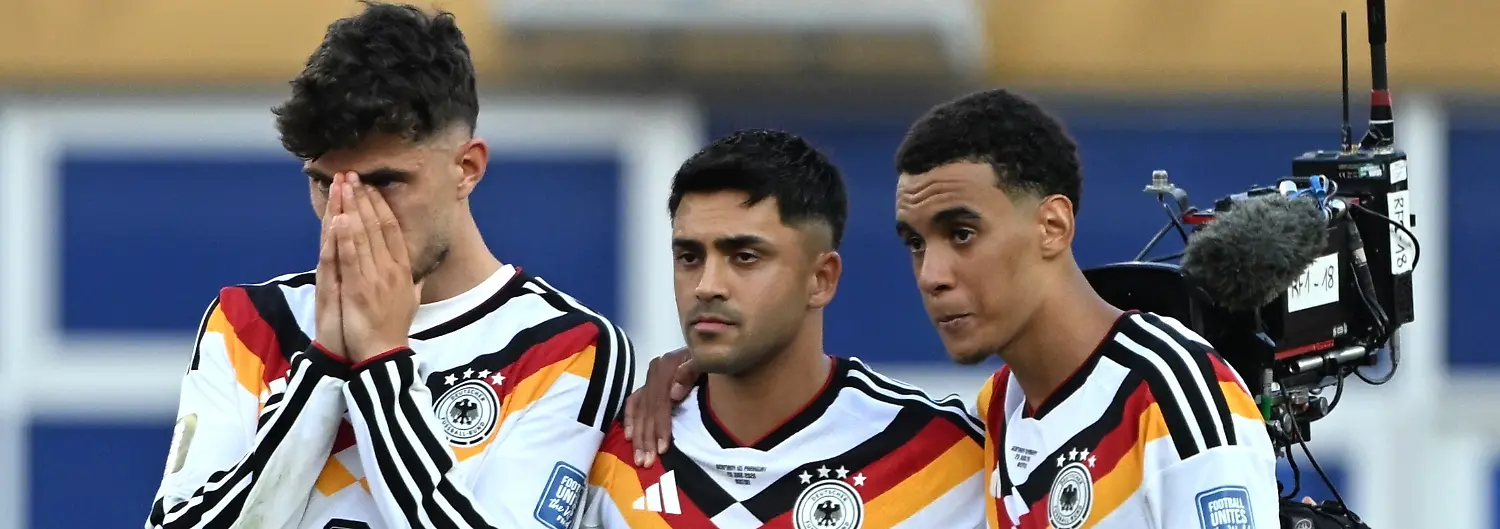Fussball-Maenner-WM-2026-Nationalmannschaft-Deutschland-Paraguay-Sechzehntelfinale-im-Boston-Stadion-Kai-Havertz-Deutschland-Nadiem-Amiri-Deutschland-und-Jamal-Musiala-Deutschland-reagieren-waehrend-des-Elfmeterschiessens-ACHTUNG-Gemaess-den-Auflagen-der-FIFA-duerfen-die-Bilder-ausschliesslich-zur-redaktionellen-Verwendung-genutzt-werden-Eine-kommerzielle-Nutzung-ist-ausgeschlossen-Zudem-duerfen-keine-videoaehnlichen-Sequenzen-erstellt-werden-und-es-duerfen-keine-Veraenderungen-weder-im-Vordergrund-noch-im-Hintergrund-am-Bild-vorgenommen-werden