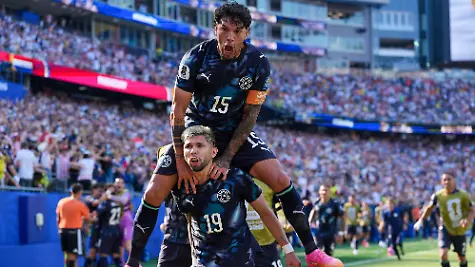 Gustavo-Gomez-Paraguay-15-jubelt-mit-Julio-Enciso-Paraguay-19-nach-dem-Tor-durch-Enciso-USA-FIFA-Weltmeisterschaft-Sechzehntelfinale-Deutschland-vs-Paraguay-Boston-29-06-2026-FIFA-Weltmeisterschaft-Sechzehntelfinale-Deutschland-vs-Paraguay-Boston-29-06-2026-Boston-Gustavo-Gomez-Paraguay-15-celebrates-with-Julio-Enciso-Paraguay-19-after-Encisos-goal-against-the-U-S-FIFA-World-Cup-Round-of-32-Germany-vs-Paraguay-Boston-June-29-2026-FIFA-World-Cup-Round-of-32-Germany-vs