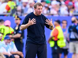 Bin Ich Jetzt An Allem Schuld Julian Nagelsmann Gestikuliert Waehrend Des Paraguay Spiels