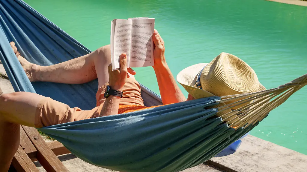 Im-Juli-lesen-die-meisten-spannende-Krimis-knisternde-Liebesromane-oder-sommerliche-Urlaubsbuecher