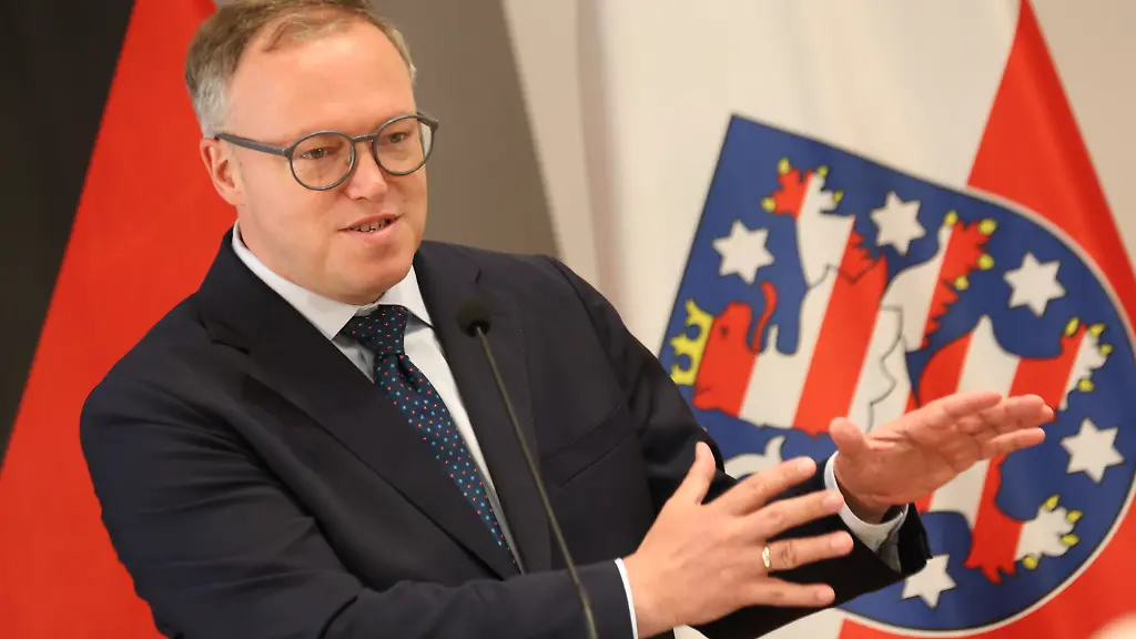 Thueringens-Ministerpraesident-Mario-Voigt-spricht-auf-einer-Gedenkveranstaltung-in-Nordhausen-Zu-einer-Gedenkveranstaltung-des-Landtags-an-die-Opfer-des-SED-Unrechts-in-Thueringen-kamen-am-Mittwoch-zahlreiche-Vertreter-von-Opferverbaenden-aus-der-Politik-in-Nordhausen-zusammen-Der-17-Juni-1953-gilt-als-Symbol-fuer-den-Arbeiteraufstand-in-der-DDR-Zwischen-500-000-und-einer-Million-Menschen-protestierten-im-Juni-1953-in-der-gesamten-DDR-gegen-die-SED-Diktatur-Die-DDR-Fuehrung-liess-den-Aufstand-niederschlagen