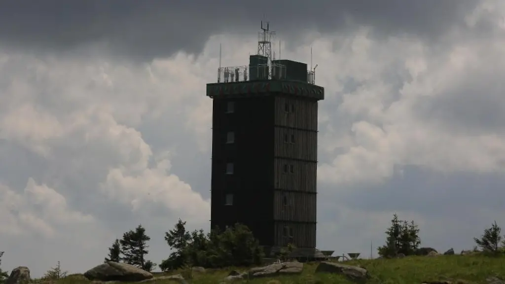 Wolken-eines-nahenden-Gewitters-ziehen-ueber-den-Brocken