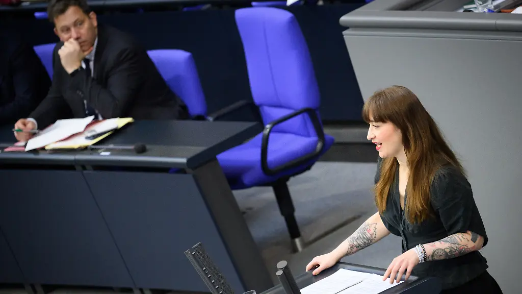 Heidi-Reichinnek-Vorsitzende-der-Bundestagsfraktion-der-Partei-Die-Linke-spricht-bei-der-Debatte-ueber-die-Vermoegensteuer-in-der-63-Plenarsitzung-der-21-Legislaturperiode-im-Deutschen-Bundestag-Auf-der-Regierungsbank-sitzt-Lars-Klingbeil-SPD-Bundesminister-der-Finanzen-Die-Hauptthemen-der-heutigen-Sitzung-sind-die-Krankenhausreform-Ganztagsbetreuung-und-das-Gutachten-zu-Forschung-und-Innovation-2026
