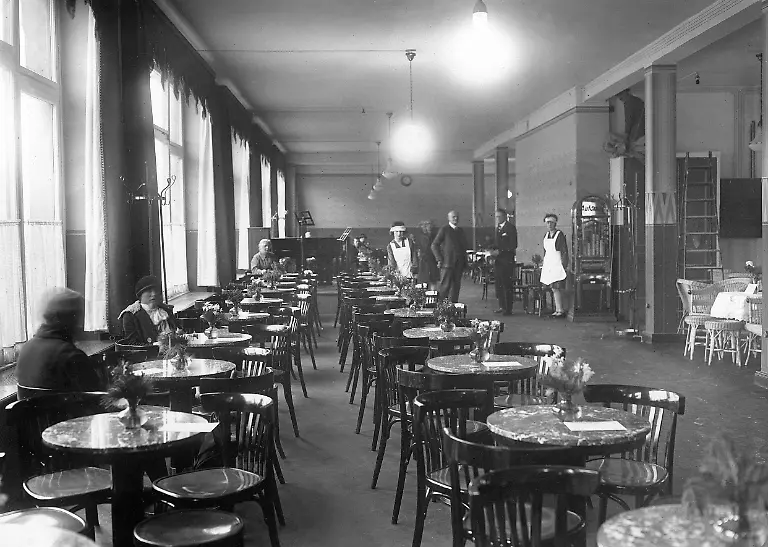 GERMANY-around-1930-Original-caption-DER-NEUE-ERFRISCHUNGS-Bei-Hermann-Tietz-in-d-gestern-ein-neuer-freu-gefertung-wo-sich-die-teten-Speisen-hellellen-k-Chapel-unterhalten-wer-U-B-z-den-neuen-Tietz