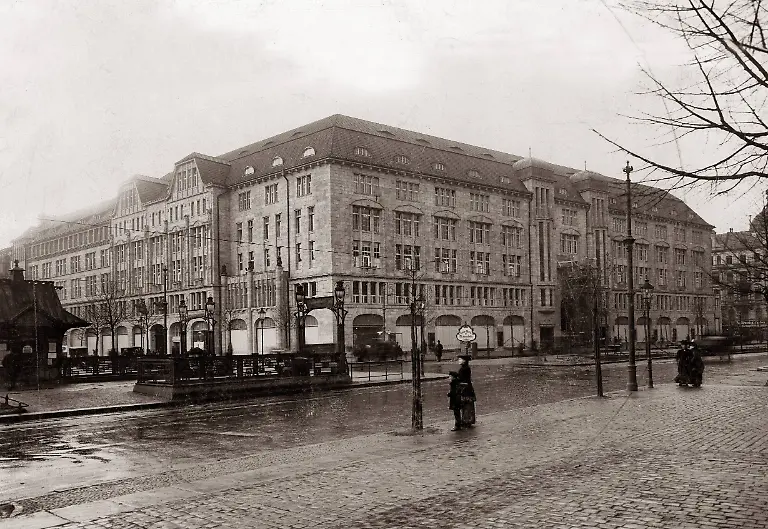 Blick-auf-das-damals-neu-errichtete-Kaufhaus-des-Westens-am-Wittenbergplatz-in-Berlin-Der-Gruender-Adolf-Jandorf-hatte-vor-allem-Luxuswaren-in-seinem-Angebot-das-Kaufhaus-liegt-am-Wittenbergplatz-im-Stadtteil-Schoeneberg-Aufnahmedatum-01-01-1907-31-12