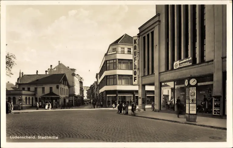 Luedenscheid-im-Maerkischen-Kreis-Stadtmitte-Kaufhof-DAF-Plakat-Wir-marschieren-mit