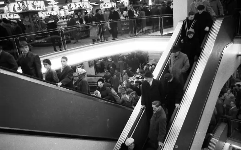 Fotos-und-Ereignisse-aus-dem-Ruhrgebiet-in-den-Jahren-1965-bis-1971-Kaufhaus-Treppen
