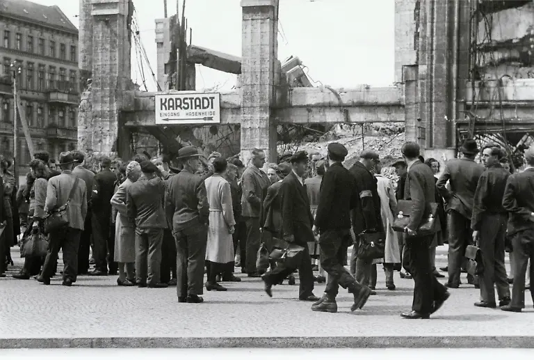 Berlin-Juni-1948-Waehrungsreform-Einfuehrung-der-Westmark-in-den-Westsektoren-am-24-Juni-Gruppe-diskutierender-Menschen-auf-dem-Hermannplatz-in-Neukoelln-Foto-26-6-1948