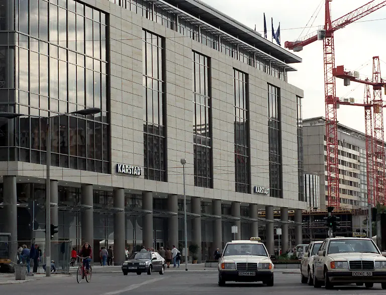 Elbsandstein-und-Glas-praegen-die-Fassade-des-neuen-Kaufhauses-das-Karstadt-am-27-09-1995-in-der-Prager-Strasse-der-Elbmetropole-eroeffnete-Das-moderne-Kaufhaus-entstand-in-zweijaehriger-Bauzeit-fuer-400-Millionen-DM