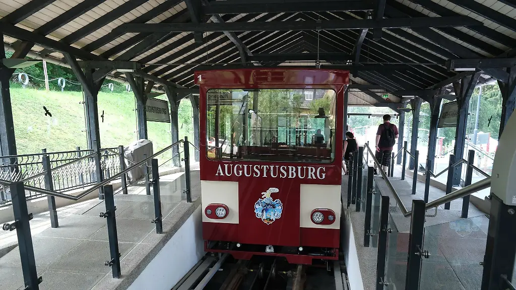 Heute-Morgen-nahm-die-Drahtseilbahn-nach-einem-Tag-Stillstand-den-Betrieb-wieder-auf