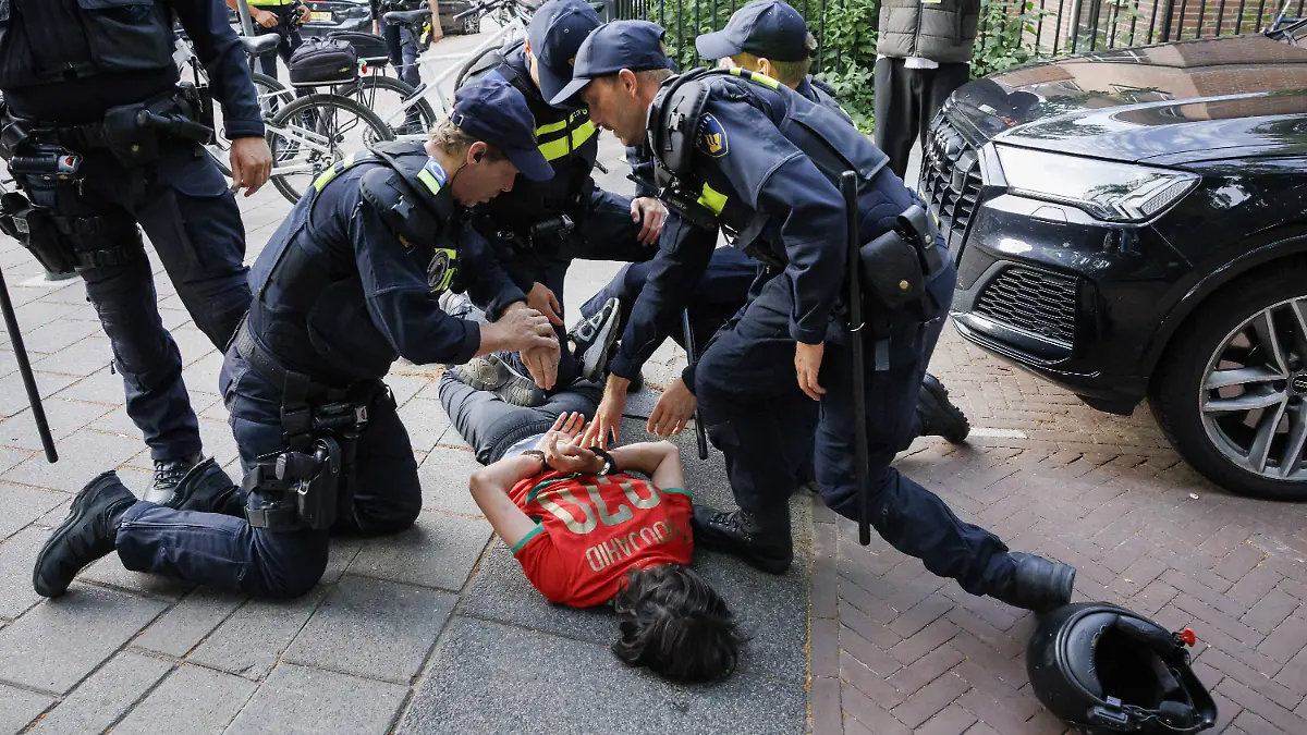 2026-06-30-08-03-36-DEN-HAAG-Nach-dem-Sieg-der-marokkanischen-Nationalmannschaft-gegen-die-Niederlande-bei-der-Weltmeisterschaft-nahm-die-Polizei-im-Stadtteil-Schilderswijk-eine-Person-fest-Mitglieder-der-mobilen-Einheit-und-ein-Wasserwerfer-waren-im-Einsatz-Marokkanische-Fans-trugen-eine-marokkanische-Flagge-hupten-und-zuendeten-Feuerwerkskoerper