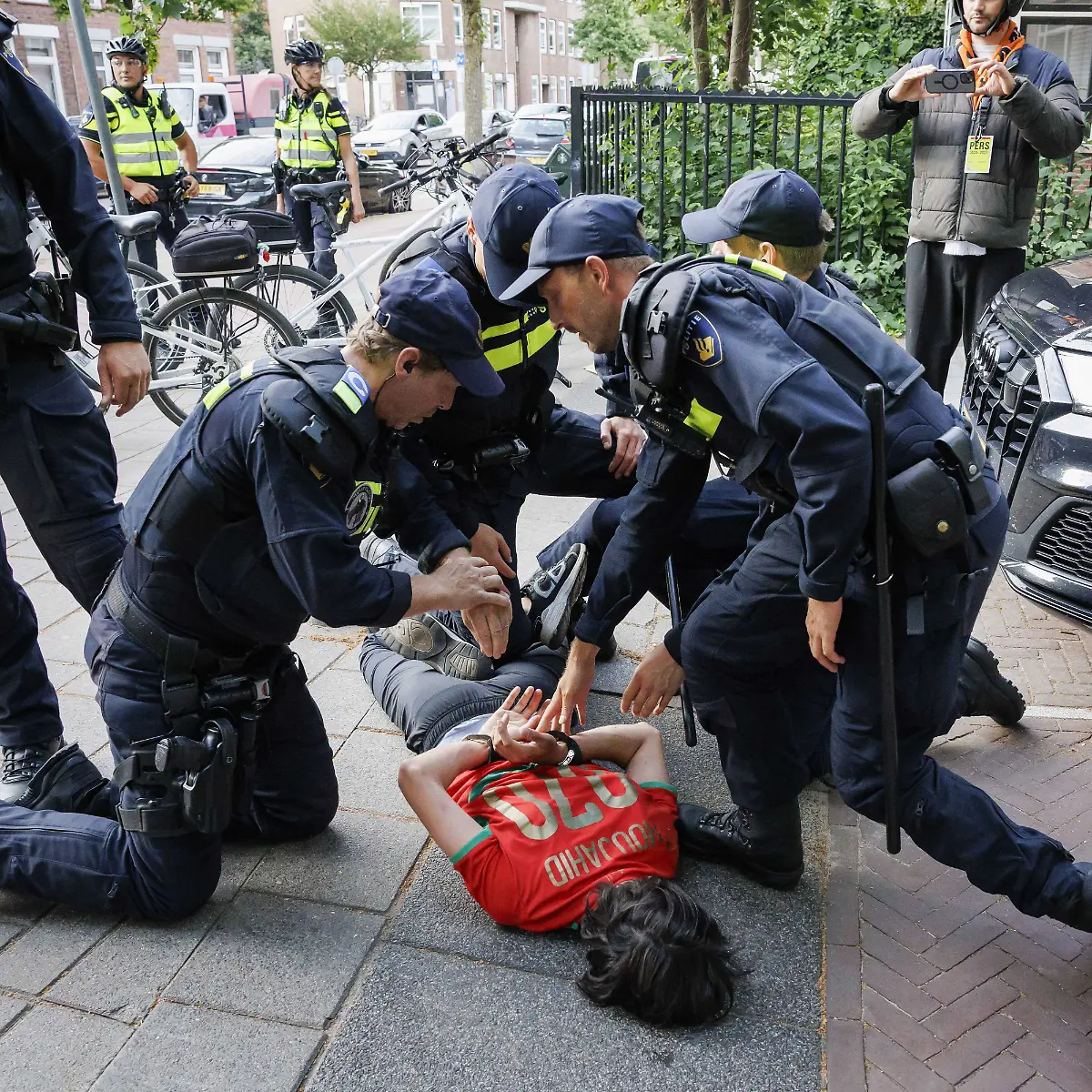 2026-06-30-08-03-36-DEN-HAAG-Nach-dem-Sieg-der-marokkanischen-Nationalmannschaft-gegen-die-Niederlande-bei-der-Weltmeisterschaft-nahm-die-Polizei-im-Stadtteil-Schilderswijk-eine-Person-fest-Mitglieder-der-mobilen-Einheit-und-ein-Wasserwerfer-waren-im-Einsatz-Marokkanische-Fans-trugen-eine-marokkanische-Flagge-hupten-und-zuendeten-Feuerwerkskoerper