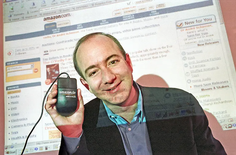 Jeff-Bezos-CEO-Amazon-Portraet-mit-der-Amazon-Homepage-Amazon-Niederlassung-in-Hallbergmoos-bei-Muenchen-2000-DEU-Deutschland-10-Oktober-2000-Jeff-Bezos-geb-1964-CEO-und-Gruender-von-amazon-Portraet-Portrait-Unternehmensgruender-gruendete-1994-Amazon-com-Online-Handel-Amazon-amerikanische-Homepage-per-Beamer-projiziert-eingeloggt-ueber-den-Account-des-damaligen-Amazon-PR-Direktors-Dr-AndrA-Schirmer-Jeff-Bezos-in-den-Strahlengang-der-projizierten-Homepage-gesetzt-Computermaus-amazon