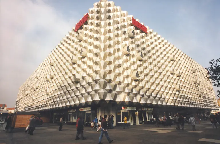 Sachsen-historisch-Handel-Einzelhandel-Versorgung-Kaufhaeuser-Dresden-Kaufhaus-der-Kette-Hertie-an-der-Prager-Strasse-spaeter-Karstadt-Eroeffnung-Einweihung-16-11-1995-Veroeffentlichung-in-Saechsische-Zeitung-am-17-11-1995-Hertie-eroeffnete-neues-Kaufhaus-Puenktlich-um-8-Uhr-hat-gestern-in-der-Dresdner-Prager-Strasse-die-Hertie-Waren-und-Kaufhaus-GmbH-ihr-bislang-groesstes-Kaufhaus-in-Ostdeutschland-eroeffnet-50-000-Kunden-kamen-zum-Kaufen-und-Schauen-Nach-dem-Auszug-von-Karstadt-aus-dem-ehemaligen-Centrum-Warenhaus-hatte-Hertie-in-Renovierung-und-Umbau-des-Gebaeudes-sowie-des-benachbarten-port-und-Spielhauses-rund-20-Millionen-Mark-investiert-Mit-rund-600-Mitarbeitern-will-der-Kaufhauskonzern-kuenftig-in-Dresden-auf-20-000-Quadratmeter-rund-200-Millionen-Mark-Jahresumsatz-erwirtschaften