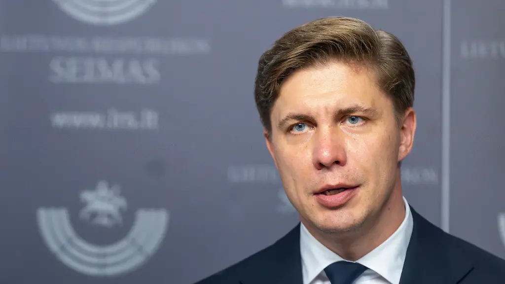Der-neu-gewaehlte-litauische-Ministerpraesident-Mindaugas-Sinkevicius-spricht-im-Parlament-vor-Journalisten-In-Litauen-hat-das-Parlament-in-Vilnius-den-Sozialdemokraten-Mindaugas-Sinkevicius-zum-neuen-Ministerpraesidenten-des-baltischen-EU-und-Nato-Landes-gewaehlt