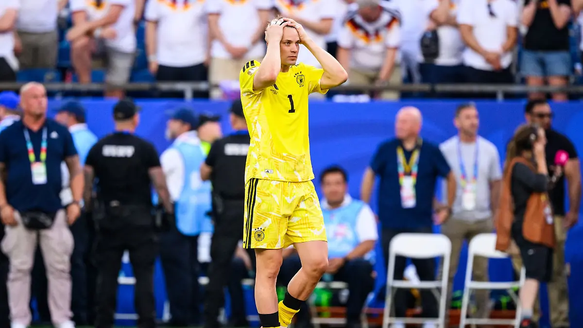 Der-enttaeuschte-Nationaltorhueter-Manuel-Neuer-nach-der-Niederlage-gegen-Paraguay-Das-fruehe-Aus-bei-der-Fussball-WM-bedeutet-weniger-Zusatzgeschaeft-fuer-Bayerns-Einzelhandel