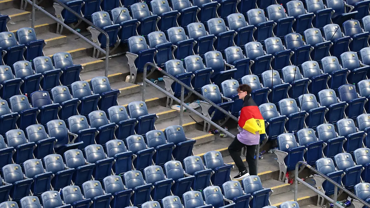 Fussball-Maenner-WM-2026-Nationalmannschaft-Deutschland-Paraguay-Sechzehntelfinale-im-Boston-Stadion-ein-Fan-von-Deutschland-verlaesst-die-leere-Zuschauertribuene-im-Stadion-Deutschland-hat-das-Spiel-nach-Elfmeterschiessen-verloren-ACHTUNG-Gemaess-den-Auflagen-der-FIFA-duerfen-die-Bilder-ausschliesslich-zur-redaktionellen-Verwendung-genutzt-werden-Eine-kommerzielle-Nutzung-ist-ausgeschlossen-Zudem-duerfen-keine-videoaehnlichen-Sequenzen-erstellt-werden-und-es-duerfen-keine-Veraenderungen-weder-im-Vordergrund-noch-im-Hintergrund-am-Bild-vorgenommen-werden