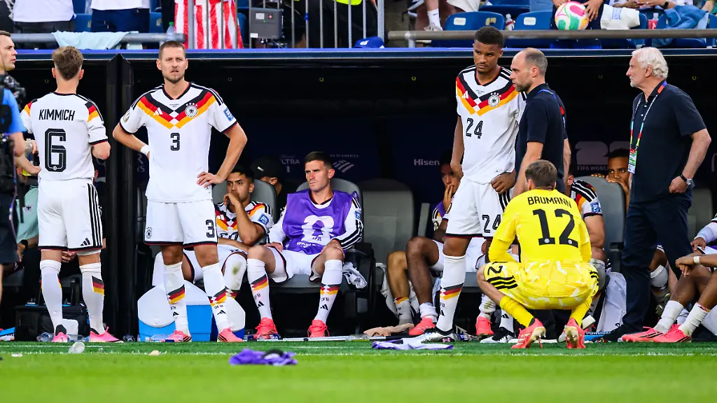 Fussball-Maenner-WM-Deutschland-Paraguay-Finalrunde-Sechzehntelfinale-Boston-Stadion-Joshua-Kimmich-l-r-Deutschland-Waldemar-Anton-Deutschland-Deutschland-Nadiem-Amiri-Deutschland-Pascal-Gross-Deutschland-Malick-Thiaw-Deutschland-Torhueter-Oliver-Baumann-Deutschland-und-Rudi-Voeller-DFB-Sportdirektor-reagieren-nach-dem-Spiel-unzufrieden-Deutschland-verliert-im-Elfmeterschiessen-ACHTUNG-Gemaess-den-Auflagen-der-FIFA-duerfen-die-Bilder-ausschliesslich-zur-redaktionellen-Verwendung-genutzt-werden-Eine-kommerzielle-Nutzung-ist-ausgeschlossen-Zudem-duerfen-keine-videoaehnlichen-Sequenzen-erstellt-werden-und-es-duerfen-keine-Veraenderungen-weder-im-Vordergrund-noch-im-Hintergrund-am-Bild-vorgenommen-werden