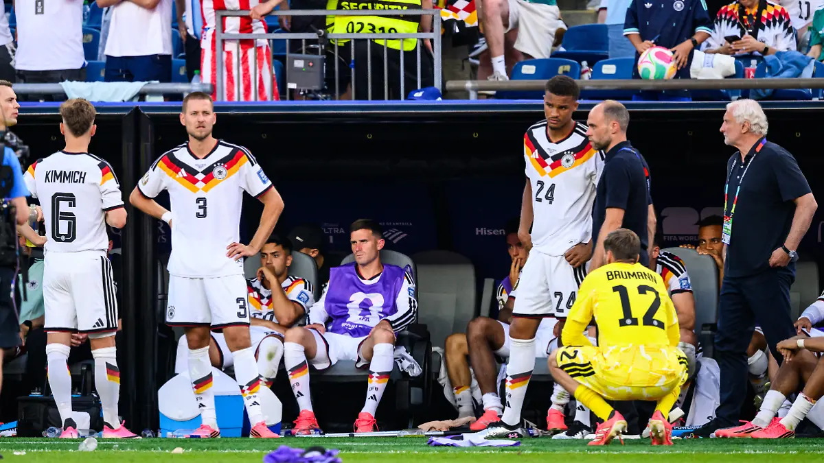 Fussball-Maenner-WM-Deutschland-Paraguay-Finalrunde-Sechzehntelfinale-Boston-Stadion-Joshua-Kimmich-l-r-Deutschland-Waldemar-Anton-Deutschland-Deutschland-Nadiem-Amiri-Deutschland-Pascal-Gross-Deutschland-Malick-Thiaw-Deutschland-Torhueter-Oliver-Baumann-Deutschland-und-Rudi-Voeller-DFB-Sportdirektor-reagieren-nach-dem-Spiel-unzufrieden-Deutschland-verliert-im-Elfmeterschiessen-ACHTUNG-Gemaess-den-Auflagen-der-FIFA-duerfen-die-Bilder-ausschliesslich-zur-redaktionellen-Verwendung-genutzt-werden-Eine-kommerzielle-Nutzung-ist-ausgeschlossen-Zudem-duerfen-keine-videoaehnlichen-Sequenzen-erstellt-werden-und-es-duerfen-keine-Veraenderungen-weder-im-Vordergrund-noch-im-Hintergrund-am-Bild-vorgenommen-werden