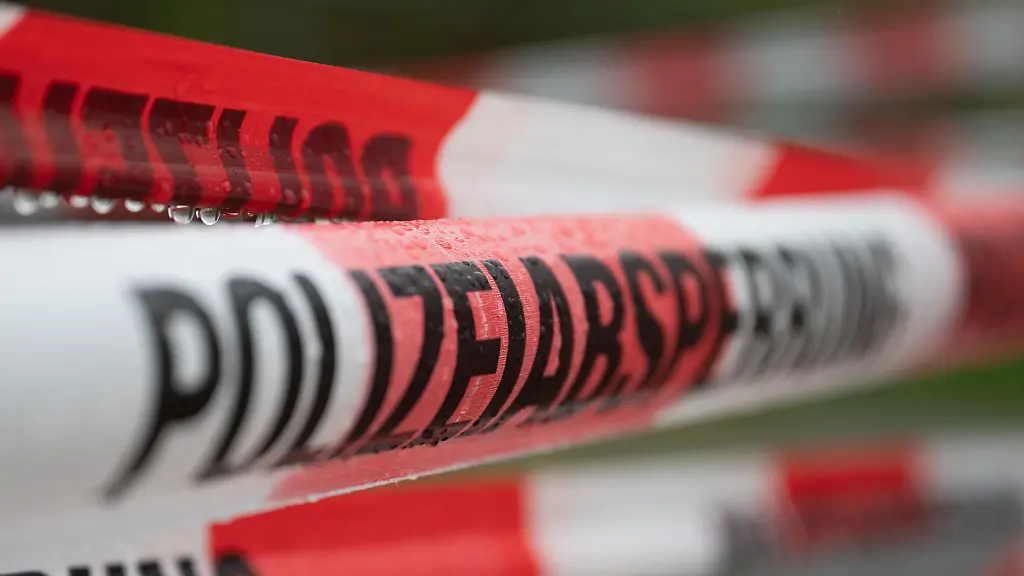 Auf-der-A8-ist-ein-Mann-von-einem-Lkw-erfasst-und-getoetet-worden-Symbolbild