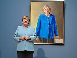 "Tut dem Museum bestimmt gut": Merkel hängt auf Augenhöhe