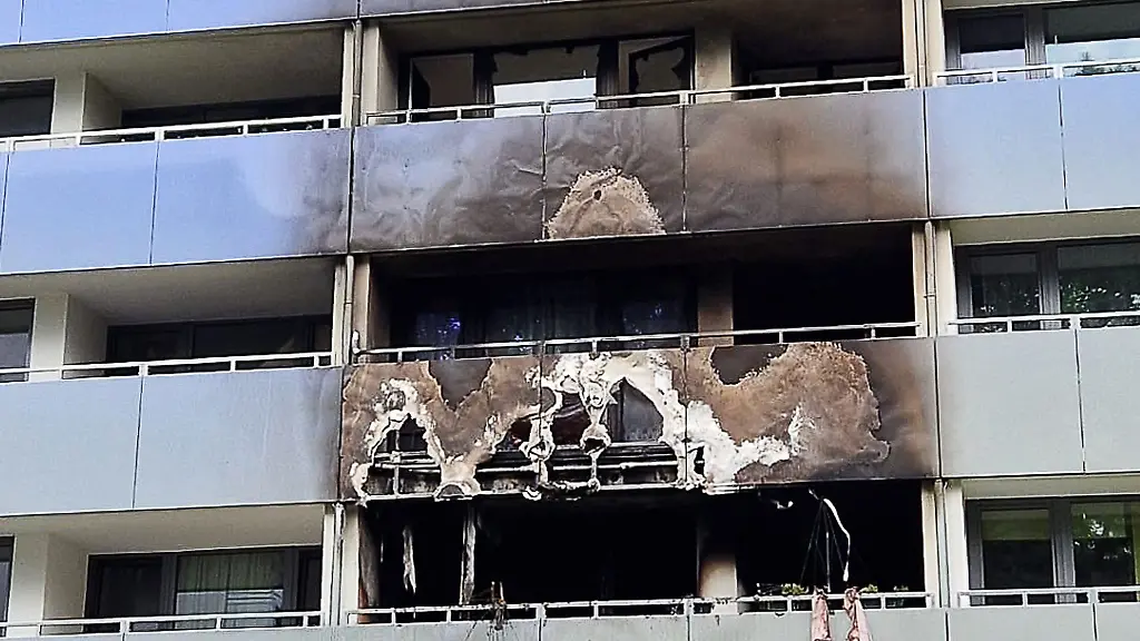 Das-Fuer-brach-mitten-in-dem-grossen-Wohnhaus-aus
