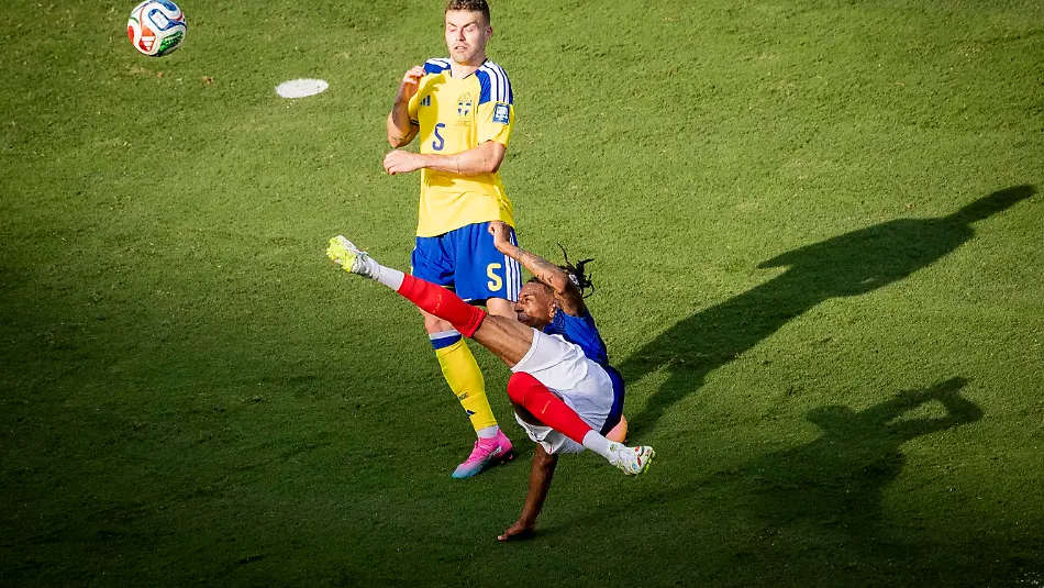 New-York-New-Jersey-USA-30th-Jun-2026-Michael-Olise-FRA-Gabriel-Gudmundsson-SWE-France-Sweden-World-Cup-Frankreich-Schweden-30-06