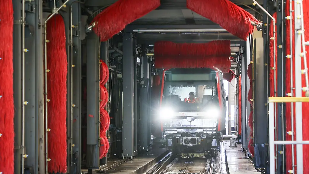 Die-Hochbahn-unterhaelt-eine-U-Bahn-Waschanlage-in-Hamburg-Farmsen