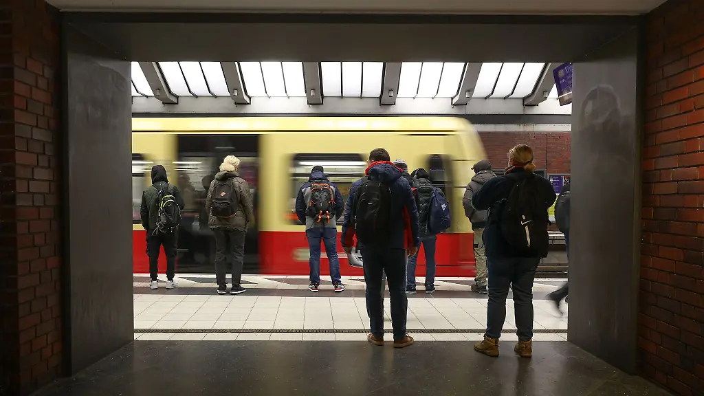Auszubildende-in-Berlin-koennen-ab-Mittwoch-eine-verguenstige-Variante-des-Deutschlandtickets-nutzen-auch-in-Brandenburg-wird-es-diese-Moeglichkeit-bald-geben