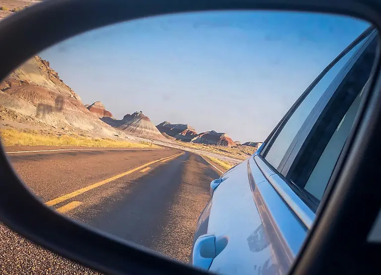 Die-Route-66-fuehrt-auch-durch-einsame-Landstriche-wie-das-Wuestengebiet-Painted-Desert-in-Arizona-das-beruehmt-ist-fuer-seine-Gipfel-die-durch-verschiedene-Gesteinsschichten-wie-bemalt-wirken