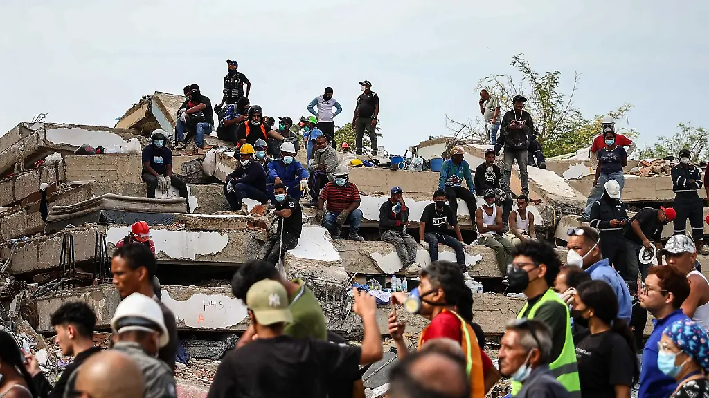 LA-GUAIRA-VENEZUELA-JUNE-30-Earthquake-survivors-try-to-salvage-what-is-left-of-their-belongings-from-the-debris-and-collapsed-concrete-structures-in-La-Guaira-Venezuela-on-June-30-2026-The-popular-coastal-neighborhoods-of-Carabellada-and-Caribe-once-favorites-among-vacationers-have-been-turned-into-piles-of-rubble-in-La-Guaira-the-city-most-affected-by-the-earthquakes-in-Venezuela-revealing-the-true-horror-of-the-disaster-while-search-and-rescue-operations-continue-in-the-region