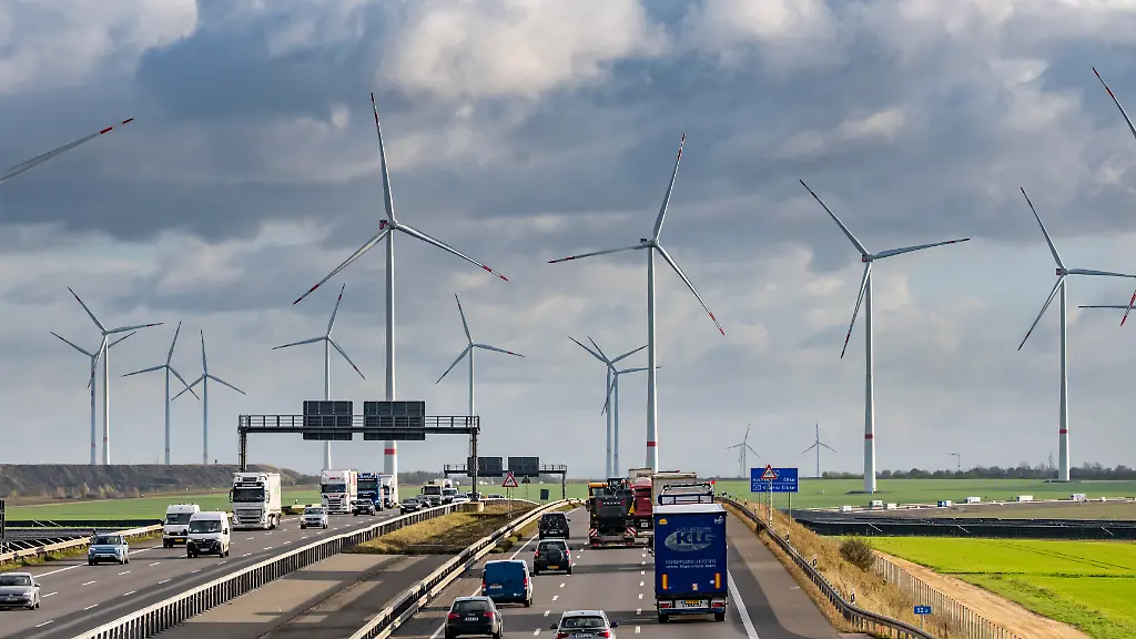 Autobahn-A44-bei-Bedburg-vor-dem-Dreieck-Jackerath-rekultiviertes-Tagebaugelaende-Braunkohletagebau-Garzweiler-Windpark-Windpark-Koenigshovener-Hoehe-bei-Bedburg-betrieben-von-RWE-und-der-Stadt-Bedburg-NRW-Deutschland