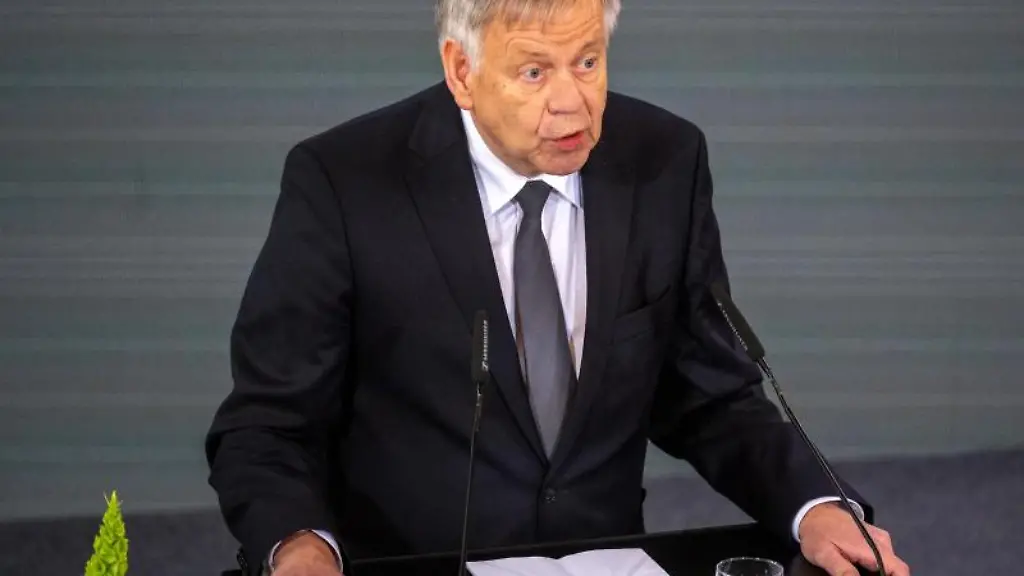 Karl-Freller-spricht-im-Audimax-der-Universitaet-Passau