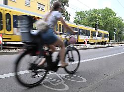 Eine Radfahrerin Faehrt Auf Einem Radweg An Einer Strasse Trotz Sinkender Belastung Bleibt Feinstaub Eine Unsichtbare Gefahr