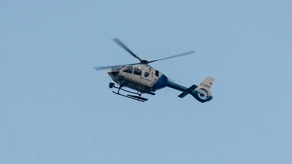 Ein-Hubschrauber-und-etliche-Streifen-der-Polizei-suchten-nach-dem-gefluechteten-Haeftling