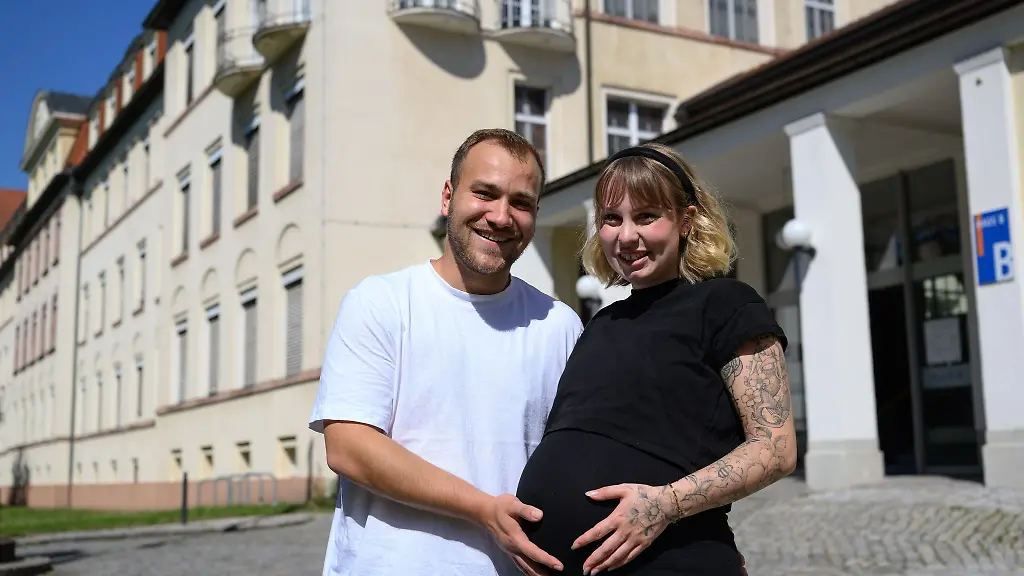 Louise-Ammon-und-ihr-Mann-Tom-stehen-wenige-Tage-vor-der-Geburt-ihrer-Vierlinge-vor-der-Frauenklinik-in-Chemnitz